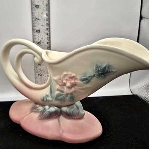 Jarrón vintage de Hull "Woodland" con forma de cornucopia: elegante cerámica antigua de colección de arte de los años 40 con rosa rosa.