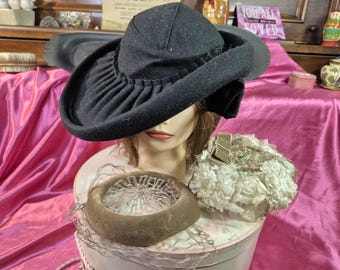 Vtg Whittall & Shon Black Wide-brim Hat With Gold Sequin  display picture 3