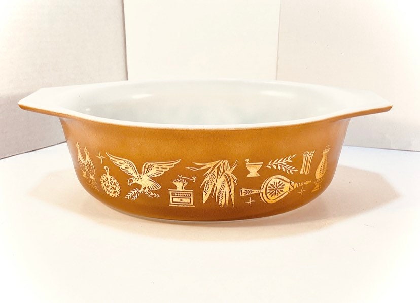 cocotte en pyrex, motif early american, époque 1960, marron avec motifs americana or 22 carats