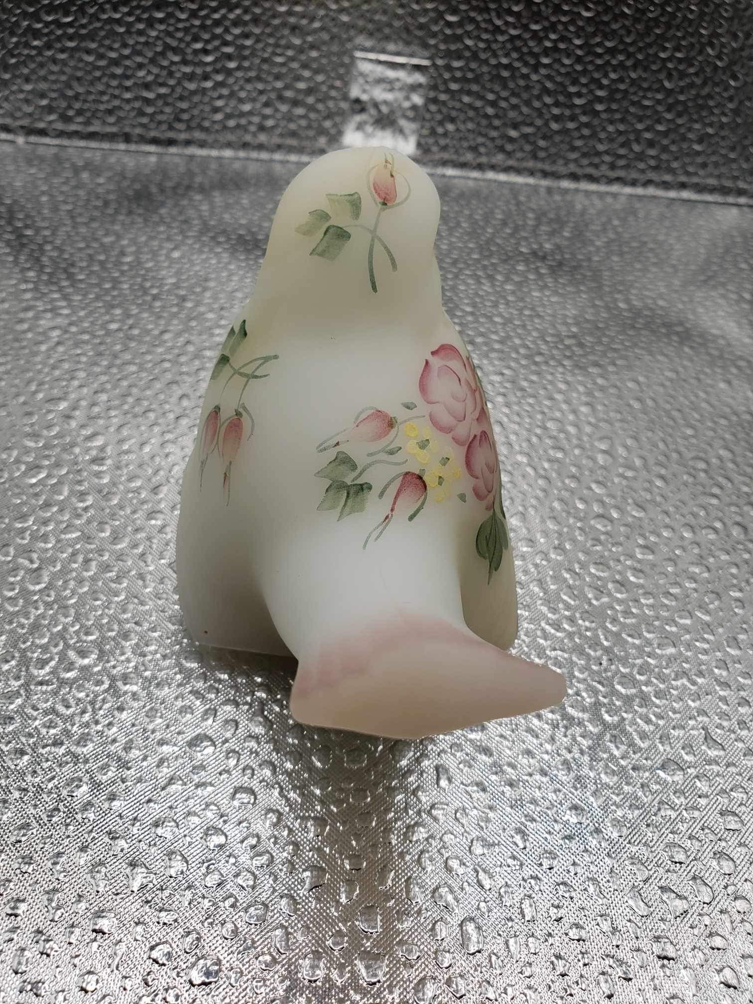 フェントンのミルキーホワイトガラスの鳥の95周年記念限定版。上品で