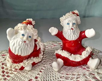 Santa Salt & Pepper Shakers Vintage Christmas Kitchen Decor 1950s Spaghetti Trim