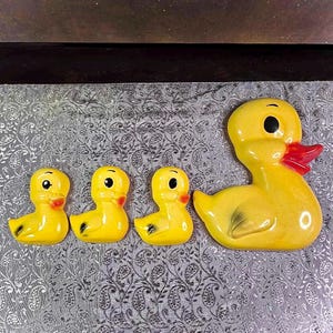 Cute Duck Family Vintage chalkware Mama &  3 ducklings! RARE 60s Miller Studios Wall Plaque Bathroom Decor Set Yellow Duckies!