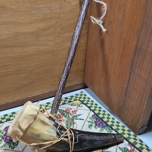 Instrumento artesanal nativo americano - Sonajero de cuerno y piel de la marca Chief Deerfoot