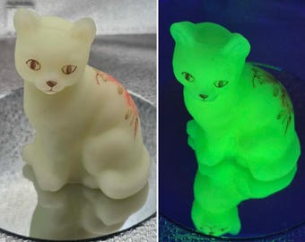 Raro gato de cristal Fenton brillante con rosas rosas pintadas a mano por Spindler.