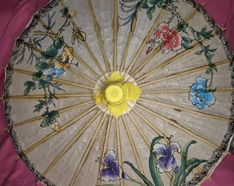 Paraguas vintage chino de madera de bambú y papel de arroz con diseño floral oriental pintado a mano.
