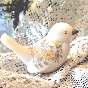 Vintage Fenton aus Milky Satin mit süßen schwarzäugigen Muscheln. Handbemalt von Candy Kelly! Tolles Blumendesign.