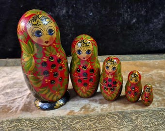 手描きの木製マトリョーシカ「マトリョーシカ」。ロシアの指導者たちの
