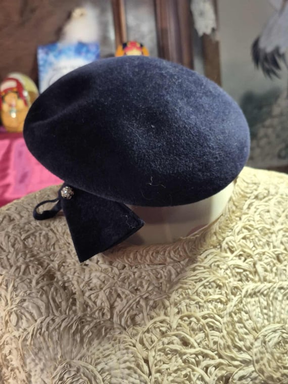Vintage Black Beret Hat - Elegant Felt Wool With Adorned  display picture 3