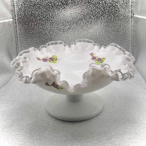 FENTON Glasfußschale Handbemalte Veilchen im Schnee mit Silberwappen Doppelter geschrumpfter gekräuselter Rand SIGNED M Trembly VTG 1970er Jahre