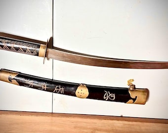 Espada samurái antigua hecha a mano: dragón, vaina y empuñadura con símbolos tallados y metal forjado a mano de 45 cm.