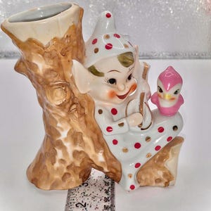Figurina MCM Polkadot Pixie anni '50, Elfo giapponese con banjo e uccello rosa di THAMES