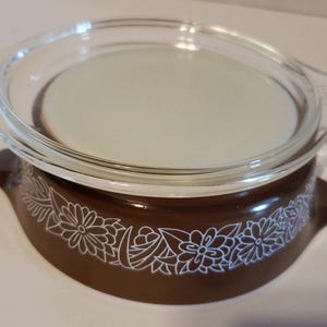 For your Country Kitchen this is so Cute 8 Inch Pyrex With Lid 1970&#39;s Woodland Brown Pattern Excellent Condition