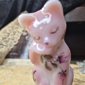 Fenton Rosalene Pink Vintage sitting Glass Cat.  Elegantly hand painted tulips by D. Bauers