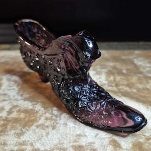 Seltener Fenton Amethyst Glas Schuh - Katzenkopf Pantoffel Lila Viktorianische Absatz in Gänseblümchen und Knopf