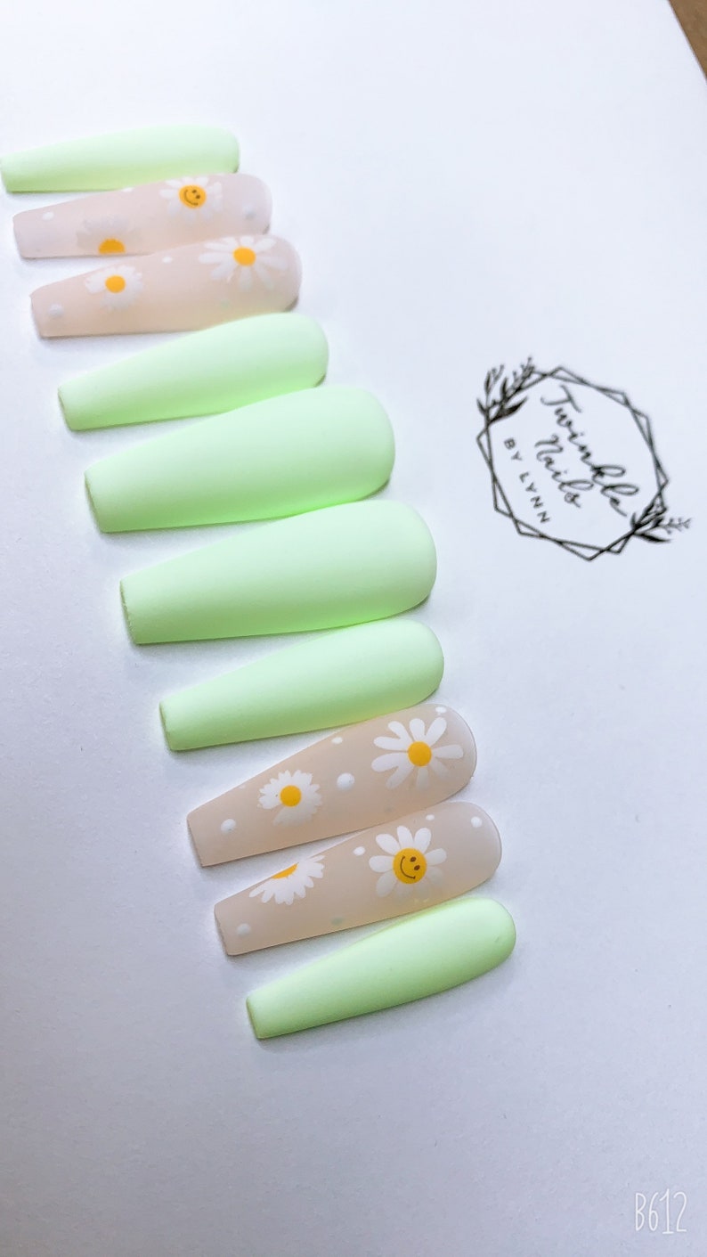 Light Green Nails Daisy flowers Fake Nails Glue On Nails Press On Nails image 3