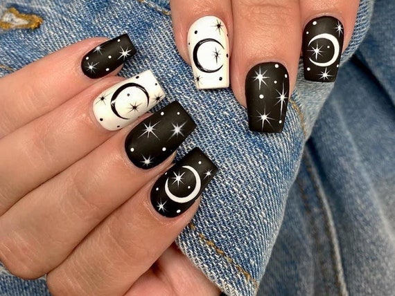 Uñas blancas y negras / Diseño de luna y estrellas / Press On - Etsy España