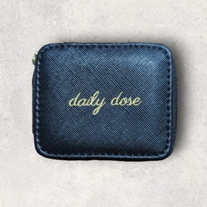 Organiseur de pilules pour médicaments de voyage par Miamica Saffiano Étui noir texturé avec fermeture à glissière Porte-dose quotidienne de 8 jours