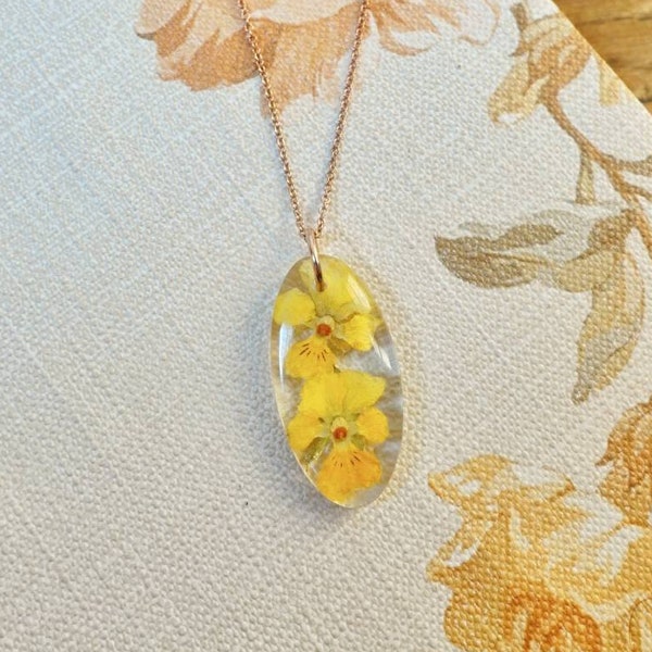 Pendentif duo de pensées en résine - Bijou résine écologique et vraies fleurs séchées sauvages