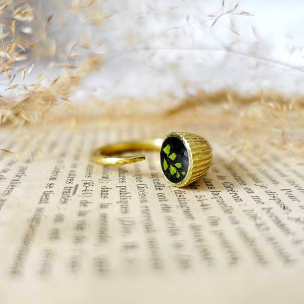 Bague inspiration celtique avec fougère en laiton et résine noire - Bijou en résine écologique