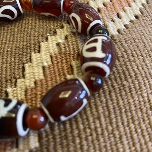 Tribale donkere glazen kralen armband. Unisex boho armband. Etnische bruine glazen armband