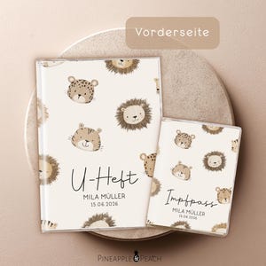 Könnte beinhalten: Ein cremefarbenes U-Heft und Impfpass Hüllenset mit einem wiederkehrenden Muster aus braunen, illustrierten Löwen-, Tiger- und Leopardenköpfen. Der Text U-Heft und Impfpass ist in Schwarz gedruckt, zusammen mit dem Namen Mila Müller und dem Datum 15.06.2026.
