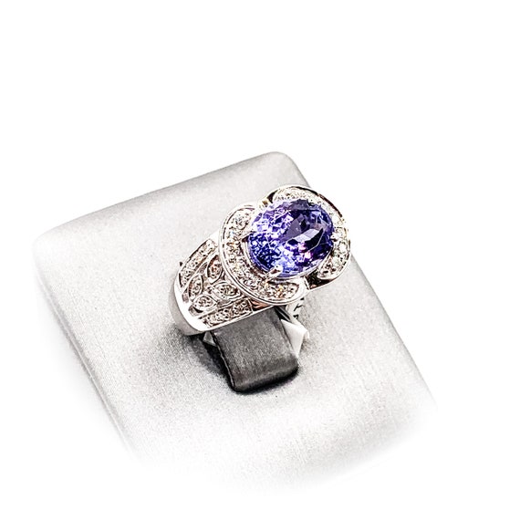 Beautiful Oval Natural Tanzanite and Diamonds 18k 