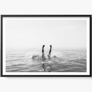 美術的な海の白黒写真、ビーチガールの逆立ち、水から突き出た足、夏の壁アート、海岸沿いの室内装飾、海のアート