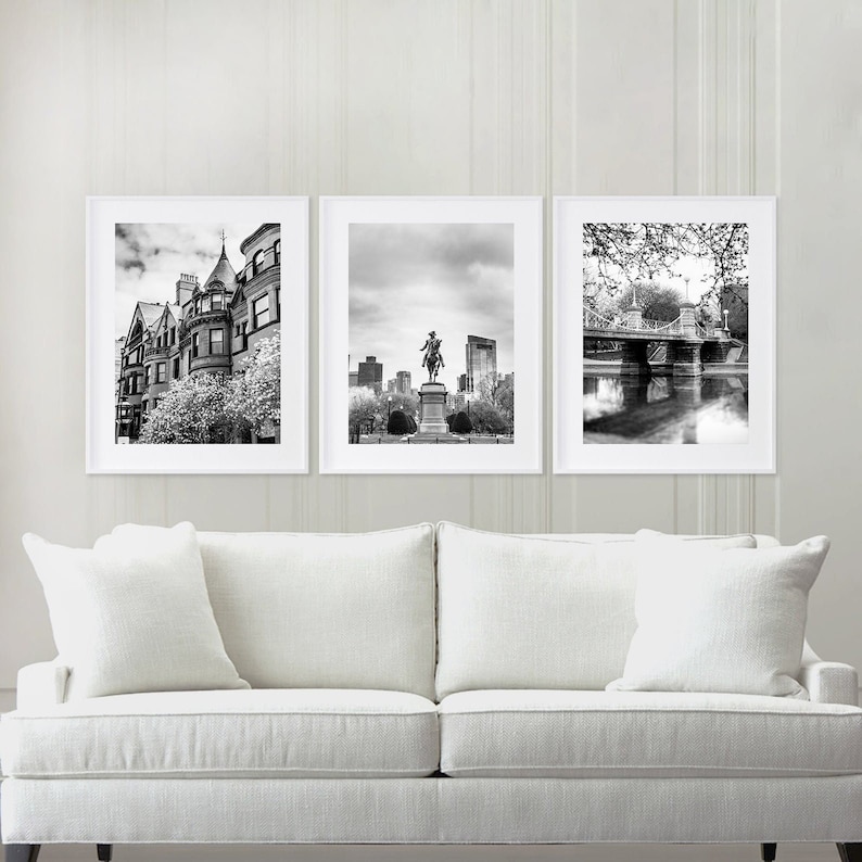 Puede incluir: Tres fotograf&iacute;as en blanco y negro enmarcadas de Boston, Massachusetts. La primera foto muestra una fila de edificios de piedra arenisca con &aacute;rboles en frente. La segunda foto muestra una estatua de un hombre a caballo en un parque. La tercera foto muestra un puente sobre un r&iacute;o con &aacute;rboles a ambos lados.