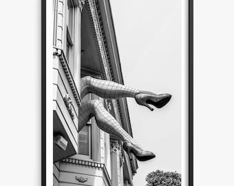Könnte beinhalten: Schwarzweißfoto von einem Paar Beine in Netzstrümpfen, die aus einem Fenster ragen. Die Beine tragen hohe Absätze und sind spielerisch in Szene gesetzt.