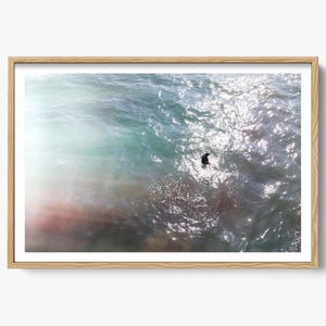 The Patient Surfer, Strand Fotografie, Ozeandruck, Küstenwandkunst, Los Angeles, Malibu, Kalifornien, großes Strandfoto