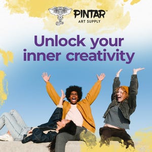 Puede incluir: Tres personas expresan alegr&iacute;a y entusiasmo sobre un fondo de cielo azul con salpicaduras de pintura amarilla. El texto "Desbloquea tu creatividad interior" se muestra en letras moradas. El logotipo "PINTAR ART SUPPLY" se encuentra en la esquina superior izquierda de la imagen.