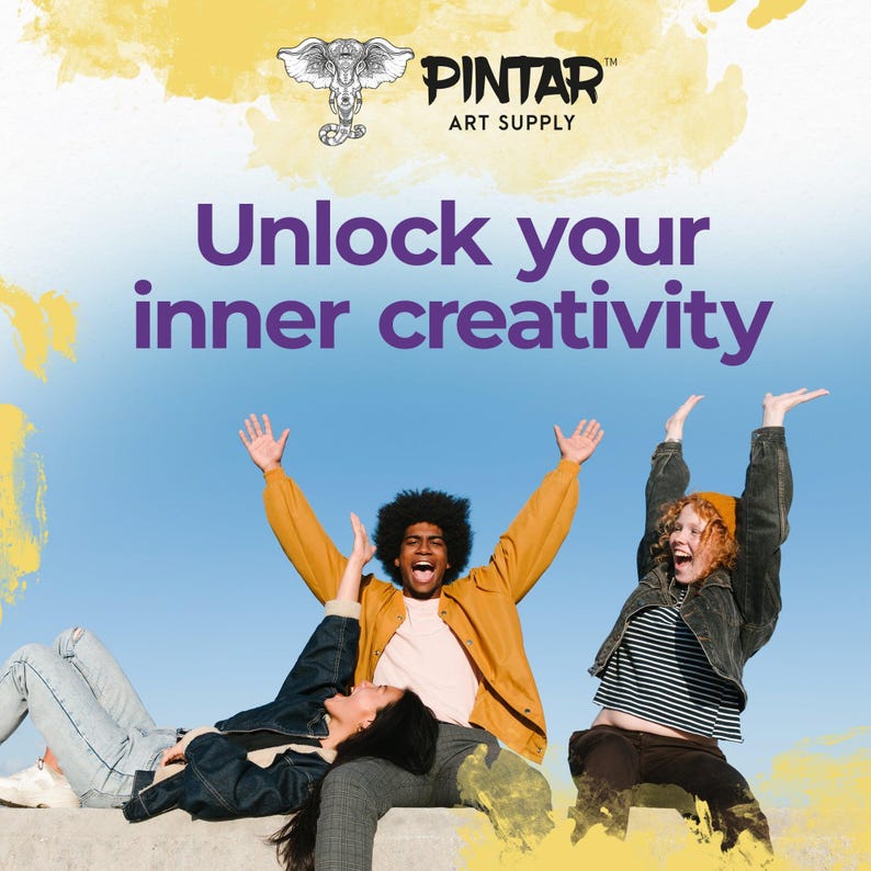 Puede incluir: Tres personas expresan alegr&iacute;a y entusiasmo sobre un fondo de cielo azul con salpicaduras de pintura amarilla. El texto "Desbloquea tu creatividad interior" se muestra en letras moradas. El logotipo "PINTAR ART SUPPLY" se encuentra en la esquina superior izquierda de la imagen.
