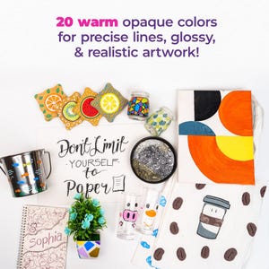 Puede incluir: Una variedad de art&iacute;culos pintados, incluyendo una bolsa de mano, tazas, un peque&ntilde;o cubo de metal, un cuaderno, una planta en maceta y posavasos. Los art&iacute;culos est&aacute;n pintados con formas geom&eacute;tricas coloridas, animales y texto que dice "No te limites al papel".