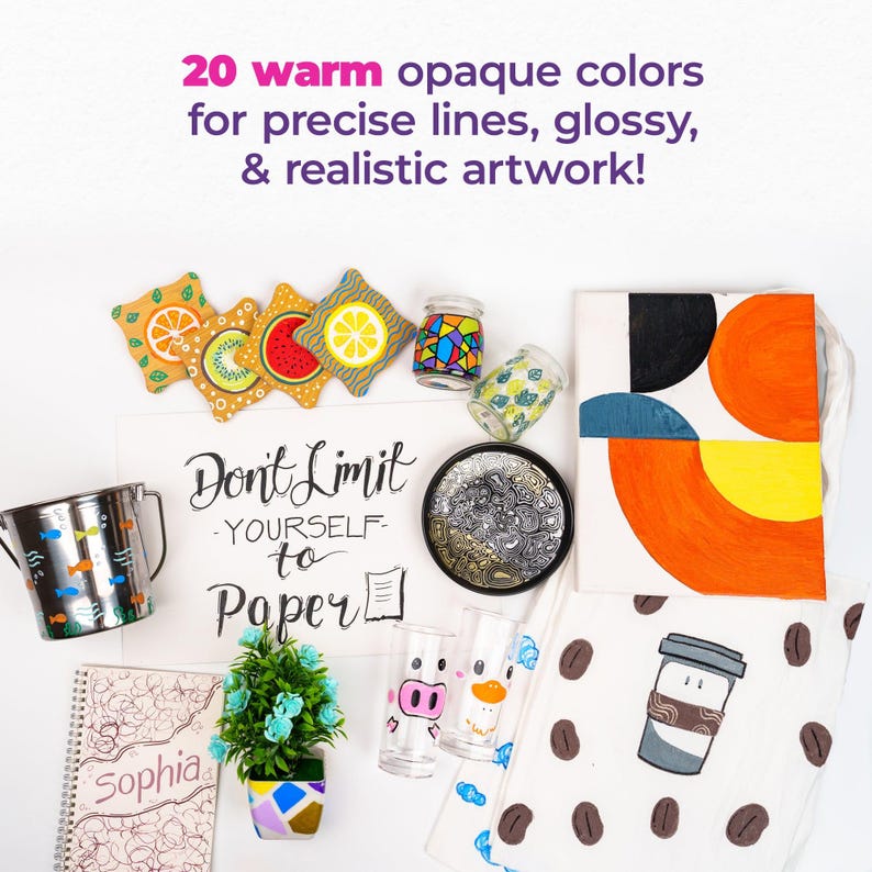 Puede incluir: Una variedad de art&iacute;culos pintados, incluyendo una bolsa de mano, tazas, un peque&ntilde;o cubo de metal, un cuaderno, una planta en maceta y posavasos. Los art&iacute;culos est&aacute;n pintados con formas geom&eacute;tricas coloridas, animales y texto que dice "No te limites al papel".