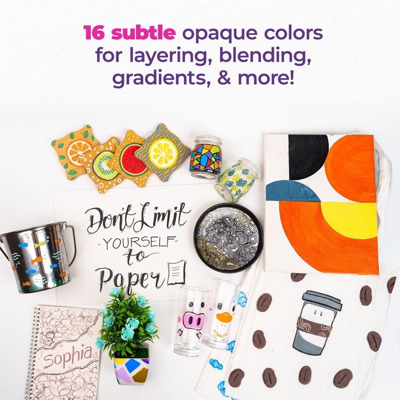Puede incluir: Una colecci&oacute;n de art&iacute;culos pintados que incluyen una bolsa de mano con formas geom&eacute;tricas, una taza con un dise&ntilde;o de taza de caf&eacute;, un vaso con un dise&ntilde;o de cerdo, un contenedor de metal con dise&ntilde;os de peces, una libreta con la palabra "Sophia" en la portada, una peque&ntilde;a planta en maceta y un letrero que dice "No te limites al papel".
