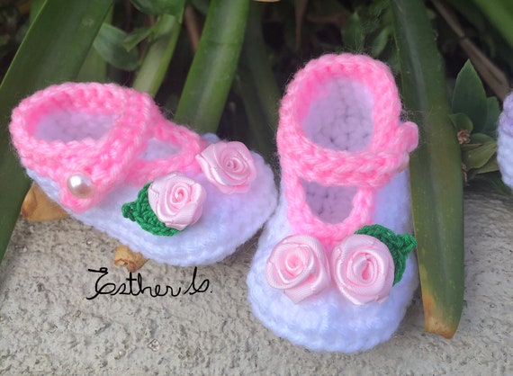 Zapatitos de crochet para bebé 3-6 meses en color blanco y rosa