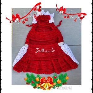 Puede incluir: Vestido de beb&eacute; de crochet rojo con ribete de encaje blanco y una corona de crochet blanco. El vestido tiene un dobladillo con volantes y el texto "Esther Is" bordado en la parte delantera.