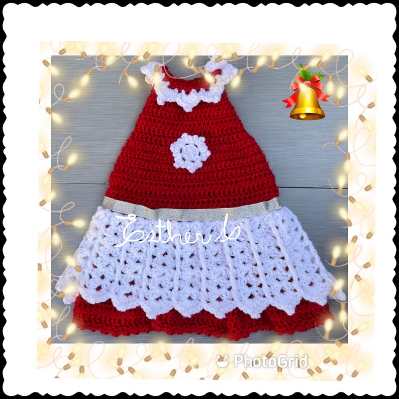 Puede incluir: Un vestido de crochet rojo y blanco con una cinta plateada alrededor de la cintura. El vestido tiene un dise&ntilde;o de copo de nieve en el corpi&ntilde;o y un dobladillo festoneado.