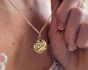 Hammered medal necklace, round gold stainless steel pendant, waterproof, women's Christmas gift