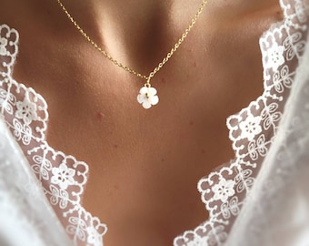 Collier fleur mariée, pendentif nacre, cadeau de noël femme, bijoux cérémonie civile mariage minimaliste