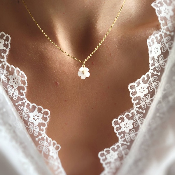 Collier fleur mariée, pendentif nacre, cadeau de noël femme, bijoux cérémonie civile mariage minimaliste