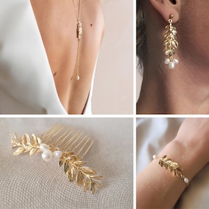 Puede incluir: Conjunto de joyería dorada con detalles de hojas y perlas. Incluye un collar, pendientes, un peine para el cabello y una pulsera. Las joyas se muestran sobre un fondo neutro, resaltando los delicados detalles.