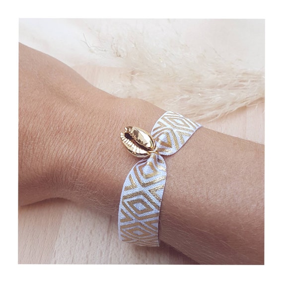Gold cowrie bracelet clearance