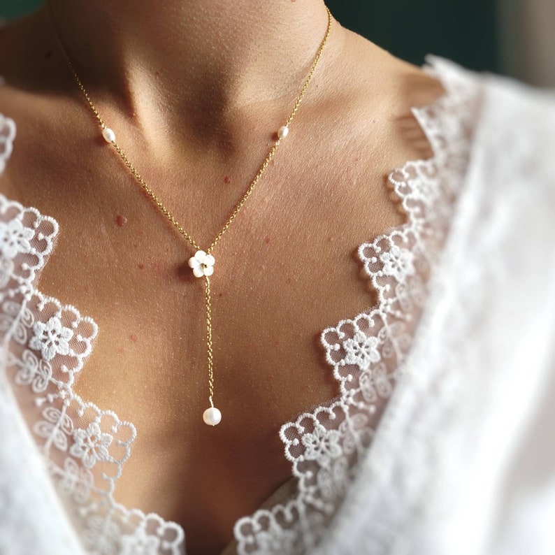 collier de mariée avant type lasso avec fleurs en nacre et perles d'eau douce