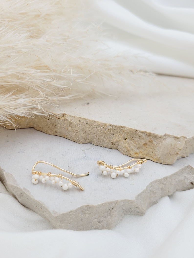 boucles d'oreilles originales dorée et perles blanches