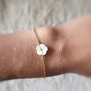 bracelet assorti chaîne en acier doré et fleur en nacre blanche