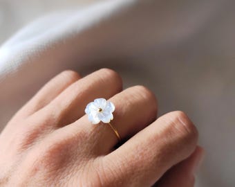 Adjustable steel ring with mother-of-pearl flower, durable fashion ring, Christmas gift for women, wedding jewelry