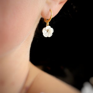 boucles d'oreilles assorties mini créoles en acier doré et fleur ne nacre naturelle