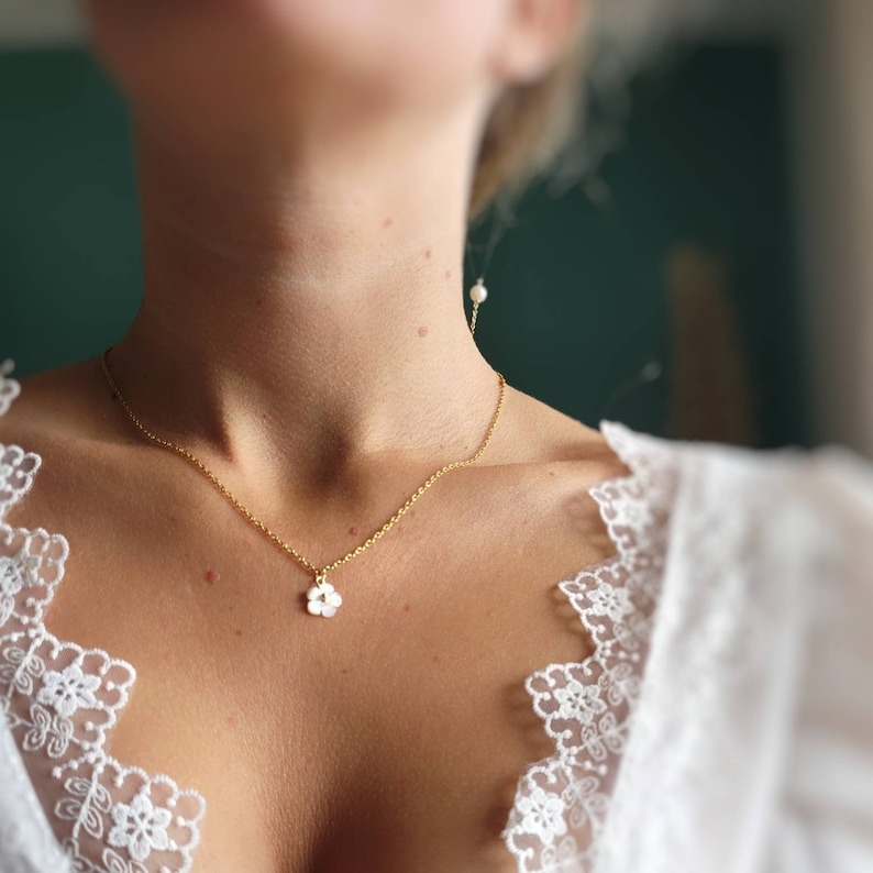 collier mariée fleur blanche minimaliste