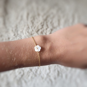 White flower bracelet for brides, mother-of-pearl flower wedding bracelet, Christmas gift for women, secret Santa gift